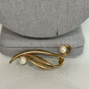 Vintage Open Swirl Leaf Pin Brooch Gold Tone Two Simulated Pearls 2-1/4" x 1"